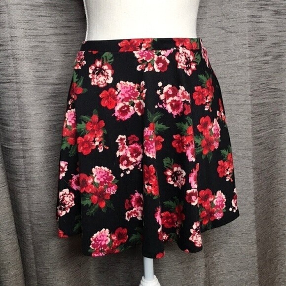 Deb Dresses & Skirts - DEB MEDIUM BLACK & RED MINI SKIRT VINTAGE